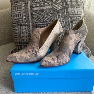 KENDRA FLORAL GREY POINTED TOE LEATHER HEELS